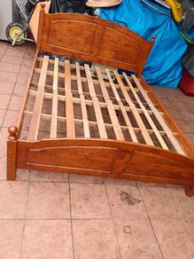 Queen bedframe mattress (wooden)