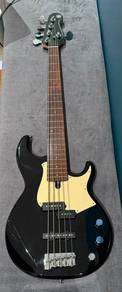 Yamaha BB435 5-string Electric Bass Guitar - Black