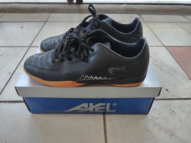 Kasut futsal jenama Axel