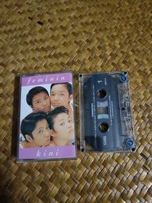 Kaset Feminin 
Kini