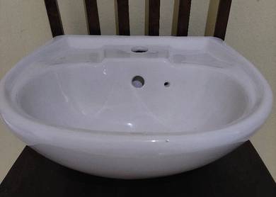 Ceramic bathroom basin