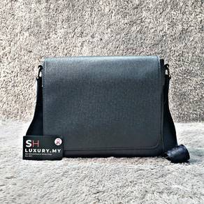 Louis Vuitton Taiga District Messenger Bag