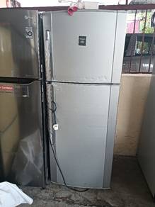 peti sejuk 2 pintu sharp elok lagi 