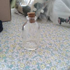small glass container小玻璃容器