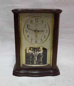 Queen Elizabeth 2 Quartz Clock  Clock is working