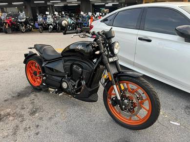 Momos Daytona 250 Cafe Racer