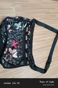 lesportsac messenger/sling bag 