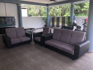 Well maintained leather sofa set