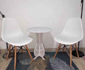 Eames style plastic chairs with round table