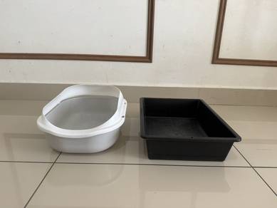2 cat litter boxes (Black and White)