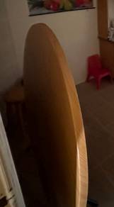 meja bulat yang besar