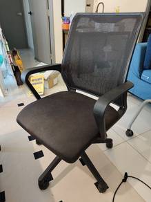 Kerusi Pejabat Hitam (Black Office Chair)