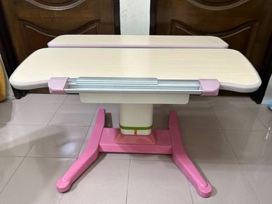 Ergonomic kids study table（Almost new）
