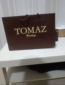 Sepasang Kasut Tomaz Ingin Diletgo Segera.