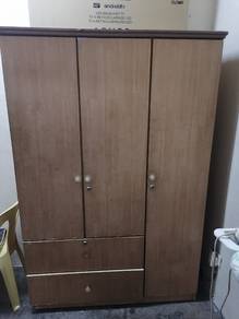 almari 3 pintu 