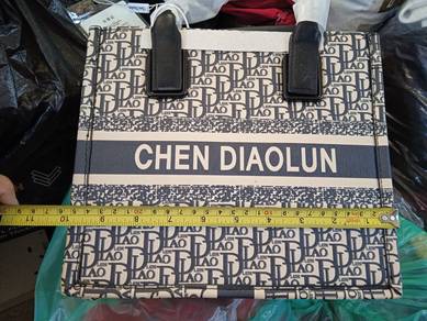 Chen Diaolum Tota Cross Body Bag