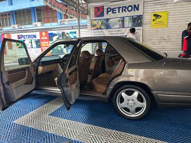 Mercedes Benz 220E in Sri Petaling, KUL