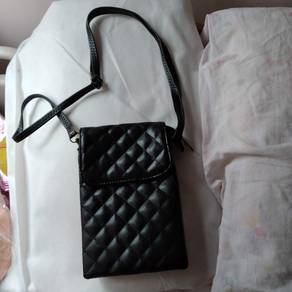 黑色揹/斜揹袋 (可放手機) black cross-body bag (can put mobil