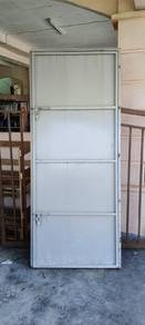 pintu besi rumah 
