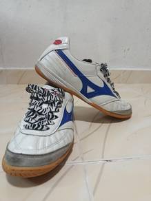 kasut futsal Mizuno
