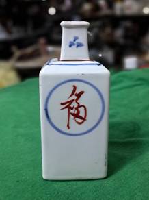 Square single-flower vase made of pottery