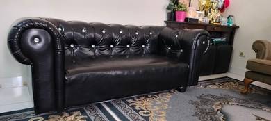 Sofa cheesterfield warna hitam