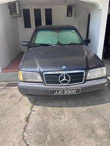 Mercedes Benz 200 in Muar, JHR