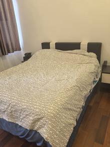queen bed ( no matters + one  single maid's bed ) 