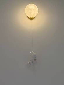 Moon-shaped wall lamp