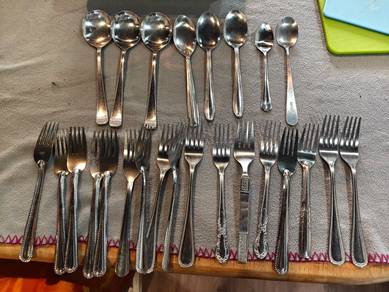 Cutlery Set & chopping boards (NO PORK)