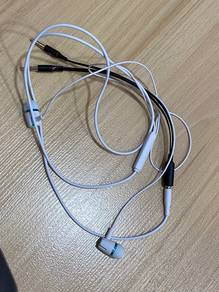 2 Wired Earphones