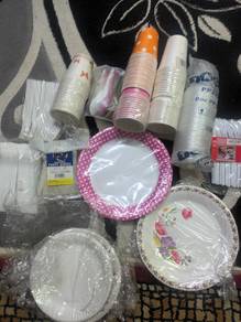 disposable cups spoons plates 