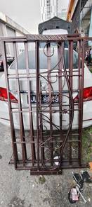 Couple bed, 3pcs 1missing Metal Bed/Queen Metal B