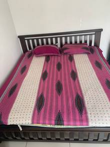 Magenta Ikat Printed Bedspread & Pillowcase Set