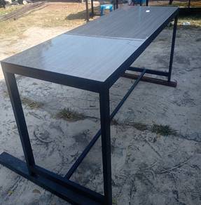 Meja makan keluarga 