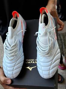Kasut bola mizuno