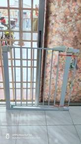 Baby safety gate