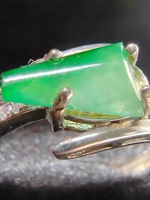 Icy Ice Green with Flower Burma Jadeite Jade