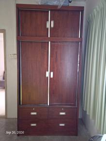 Wardrobe 8ft x 4ft with lockable & solid wood