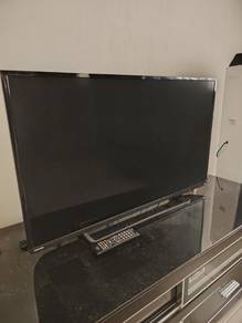 Broken 40" Toshiba TV with remote control. 