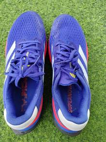 Sepasang kasut running untuk di jual.