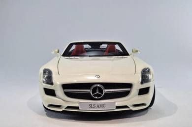 Minichamps 1:18 Mercedes-Benz SLS Roadster White