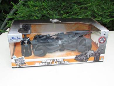 Jada 1-24 Justice League Batmobile & Batman Figure