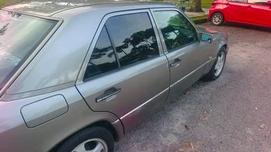 Mercedes Benz 230 230.6 in Ulu Tiram, JHR