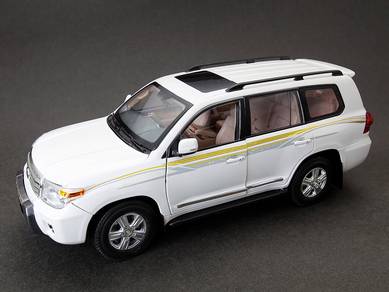 1:18 Paudi Toyota Land Cruiser 2012 VXR (White)
