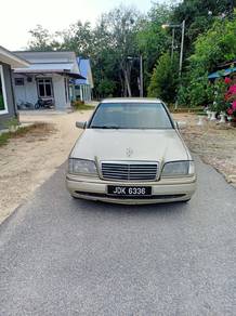 Mercedes Benz 280TE  in Muar, JHR