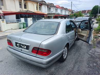 Mercedes Benz 230E in Bayan Baru, PNG