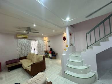 Townhouse For Sale in Cheng,MLK
