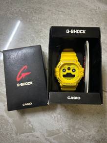 jam tapak kucing kuning