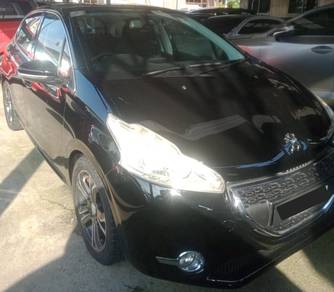 Peugeot 208 VTi ALLURE in Tampoi, JHR